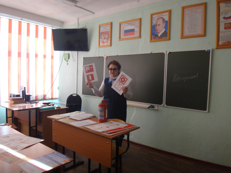 Инструктор ППП ПЧ 232 п.Краснокаменск Т.В.Цыганкова провела занятие с учащимися 9 б класса КСОШ № 4.. Инструктор ППП ПЧ 232 п.Краснокаменск Т.В.Цыганкова провела занятие с учащимися 9 б класса КСОШ № 4..